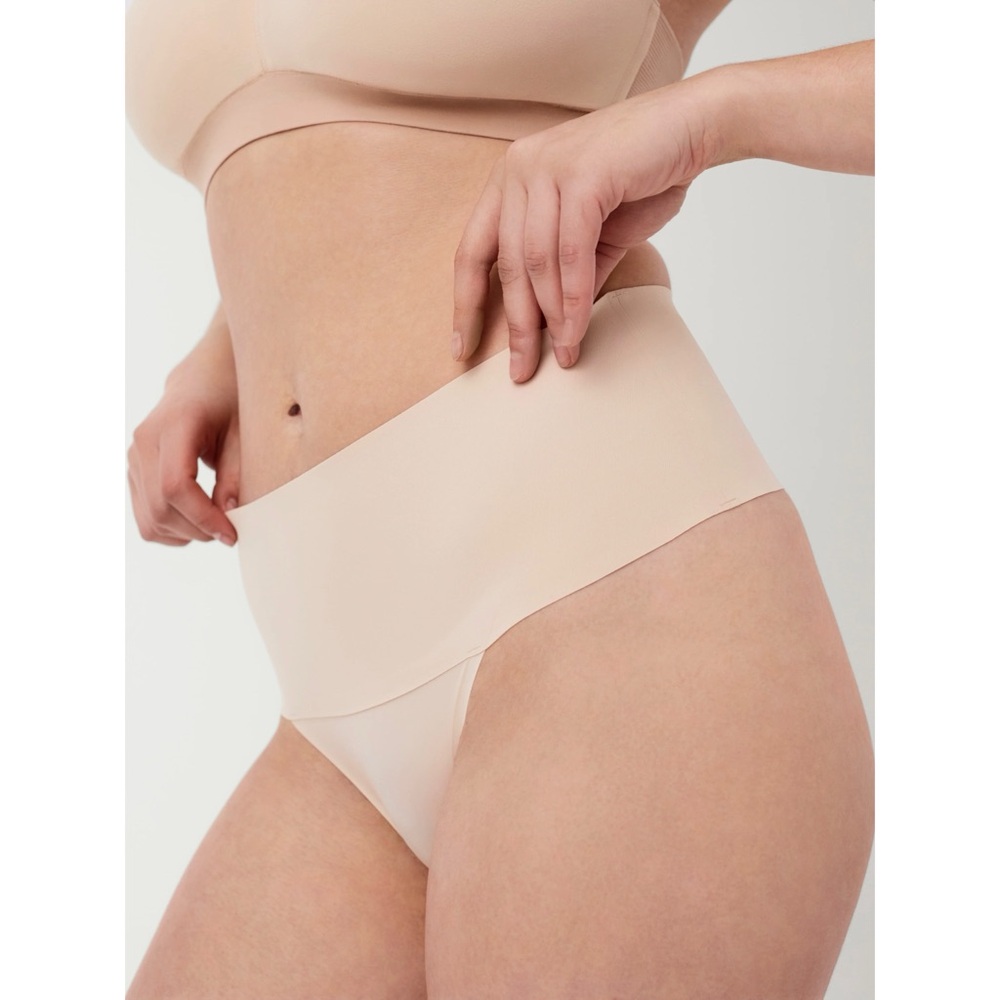 NWT Spanx “Undie-tectable” compression thong underwear (large)